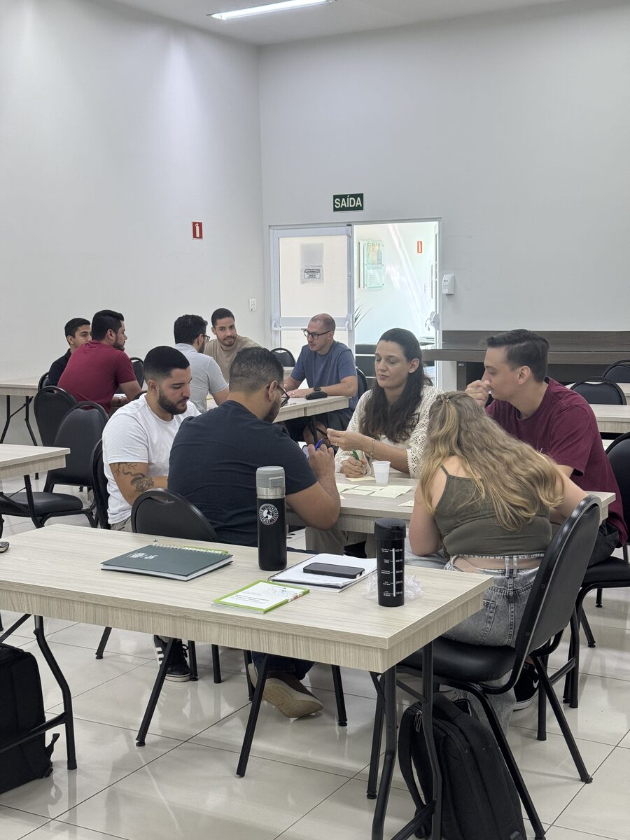 Atividade em grupo em Maringá